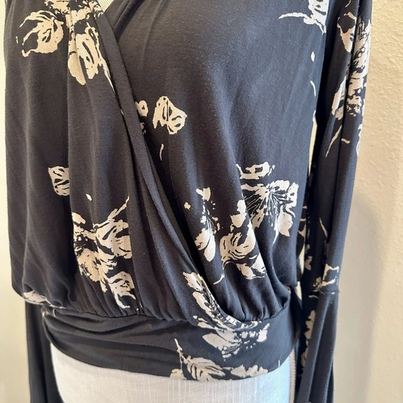 Free People Fiona Bell Sleeve Surplice Tie Waist Crop Top Gray Floral Size Small - Picture 6 of 10